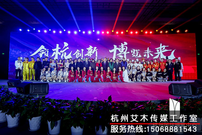 1630146563104996.jpg 参加茶话会的领导以及演员合影