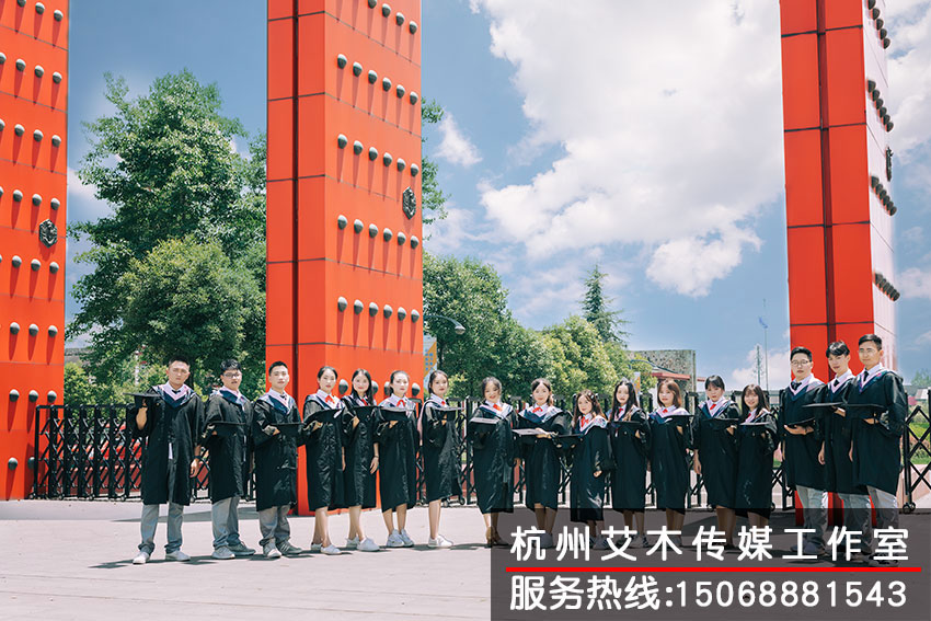 1630151105640430.jpg 穿上学士服的同学在校门口集体合照留念g