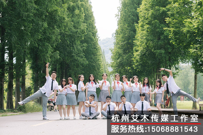 1630151166876457.jpg 在校园的道路上进行集体拍摄