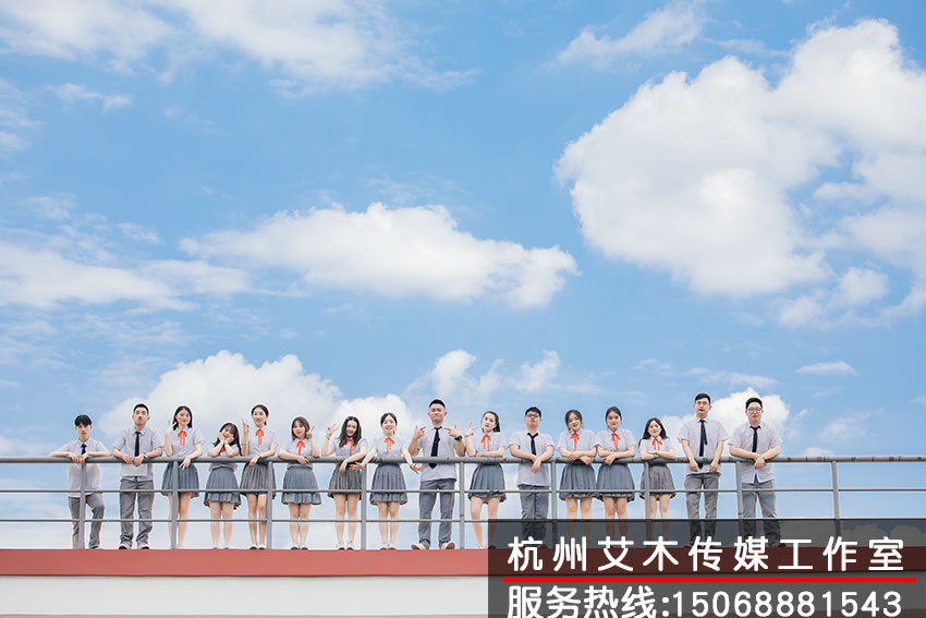 1630151219435181.jpg 正面站在校园高处手扶护栏表情不一的拍摄