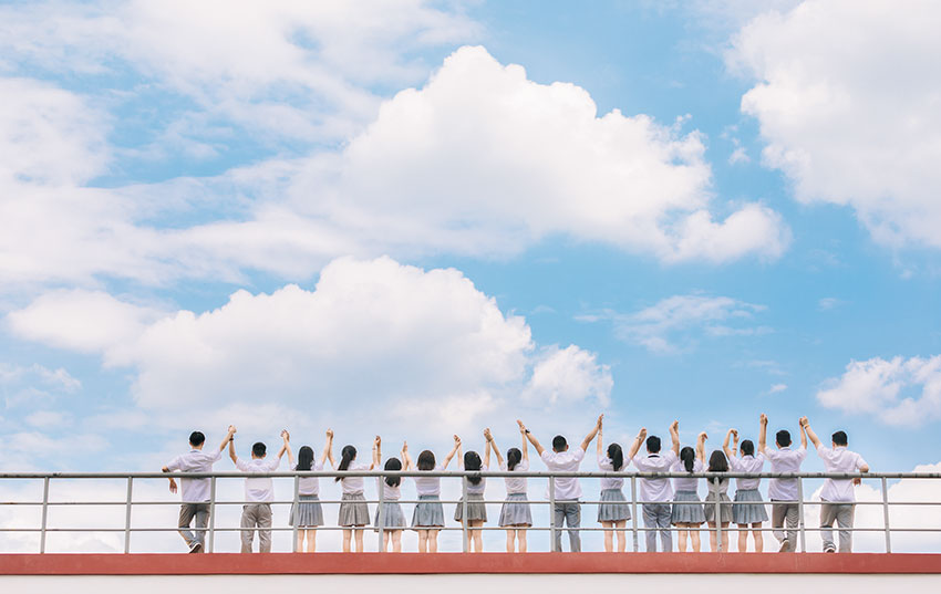 1630151312102715.jpg 背靠站护栏在校园高处的拍摄