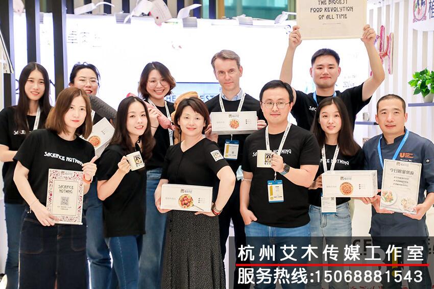 1630225679396610.jpg FBIF食品展会团队现场拍摄照留念