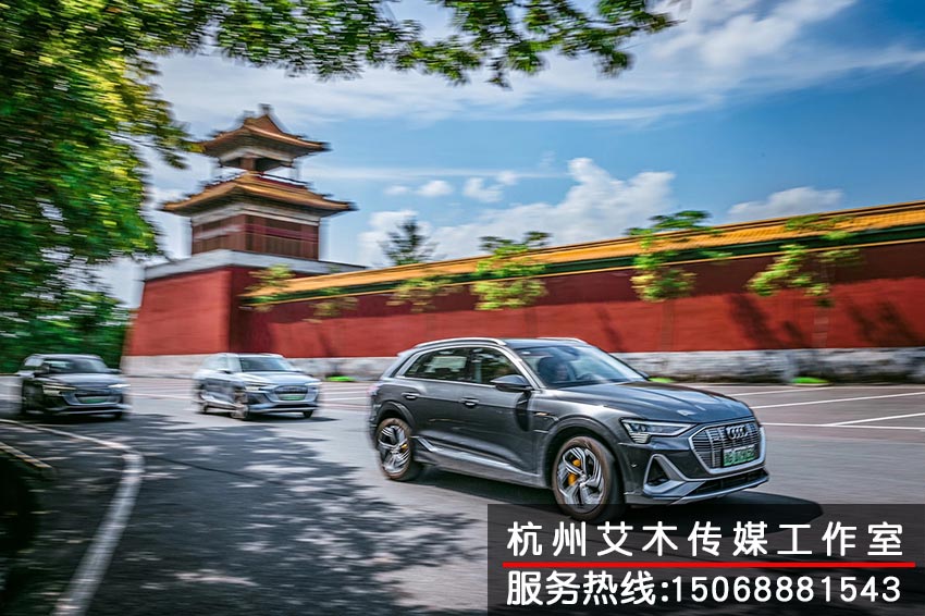 1630817073587408.jpg 在城市道路上行驶的一排奥迪车拍摄