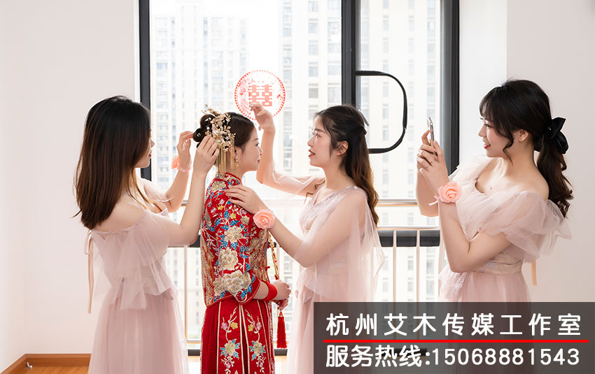 1630818767478085.jpg 新娘以及伴娘团体拍照