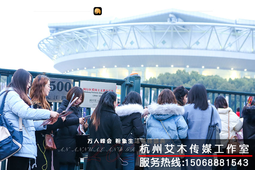 1630933401249303.jpg 会议活动现场大家在有条不紊的排队等待进场拍摄