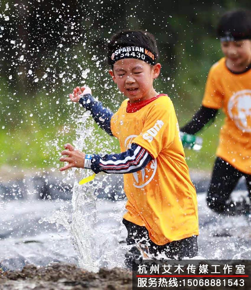 1630935808780679.jpg 认真自信的表情抓拍拍摄