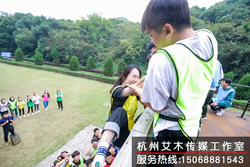 1631330397318108.jpg 拓展活动中团队互相帮助的场景拍摄