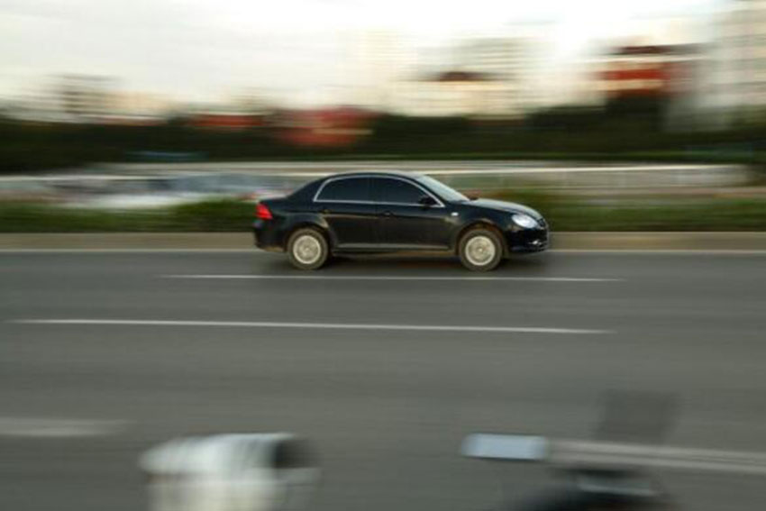 1648980025301959.jpg 艾米传媒手机摄影创意技巧慢门跟着焦点拍大片